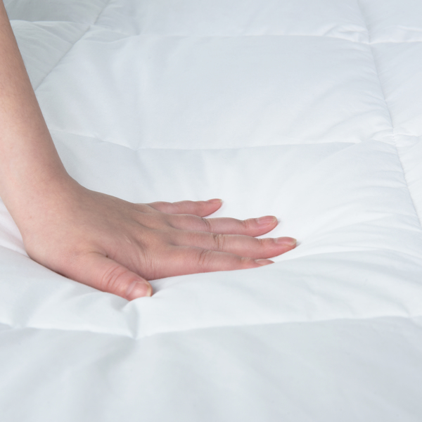 100% 棉质羽绒被，适合卧室四季使用-5