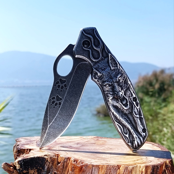 Wolf Handle Non-Slip Pocket Knife – Compact Folding EDC Knife with Carabiner Clip, Cool Box Cutter, Perfect Gift for Men(Maybe YunExpress Logistics)