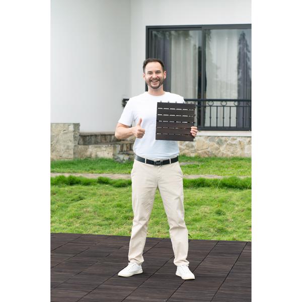 10 块联锁甲板瓷砖条纹图案，12 英寸 x 12 英寸深棕色方形相思木硬木户外地板，适用于露台、阳台、泳池边-11