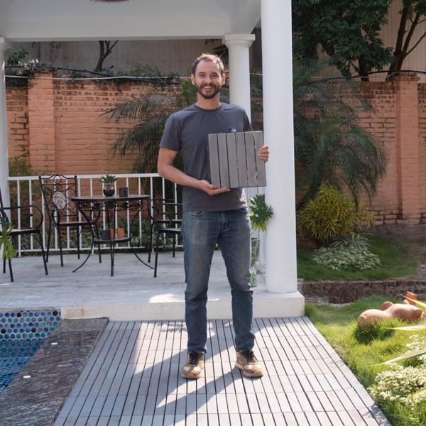 30 块联锁甲板瓷砖条纹图案，12 英寸 x 12 英寸方形浅灰色相思木硬木户外地板，适用于露台、阳台、泳池边-23