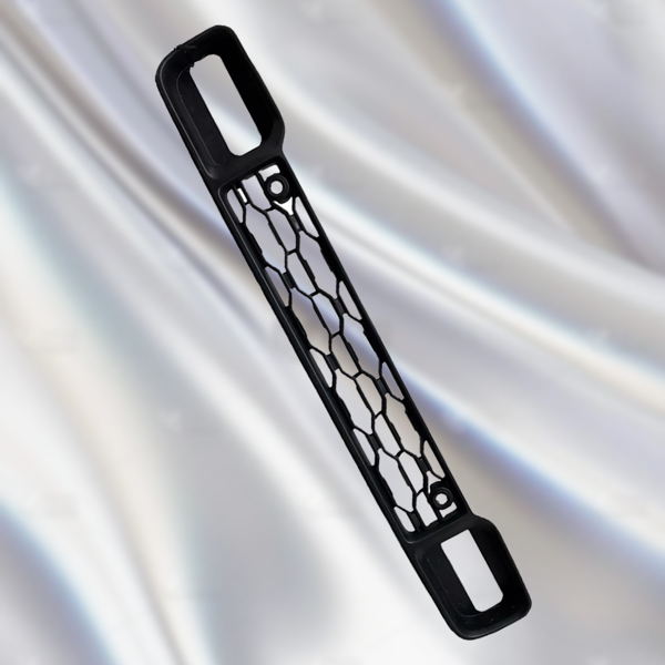 适用于 2019-2024 款 RAM 2500 3500 的前下格栅，带传感器孔 68384294AA-5
