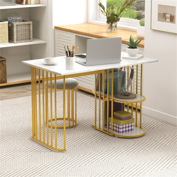 白色和金色餐桌，带人造大理石台面、两层开放式架子和软垫凳子-4