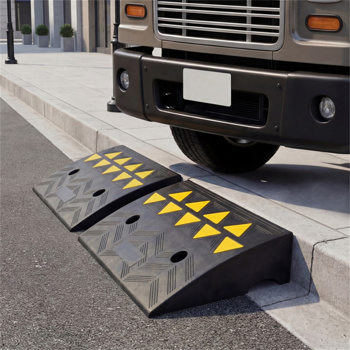 2个重型橡胶路缘坡道，带排水沟和反光条，用于车道