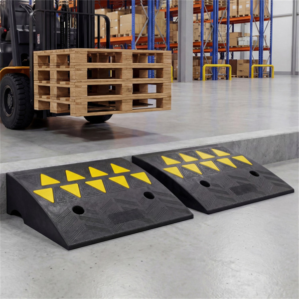 2个重型橡胶路缘坡道，带排水沟和反光条，用于车道-6