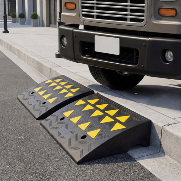 2个重型橡胶路缘坡道，带排水沟和反光条，用于车道-M-3