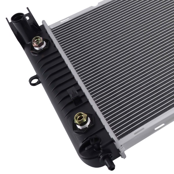 Engine Radiator fit for 1999 - 2004 Chevrolet Silverado 2500 CU2370 15841569 2370-2
