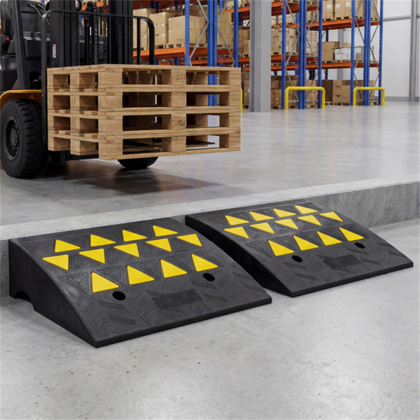 2个重型橡胶路缘坡道，带排水沟和反光条，用于车道-M-1