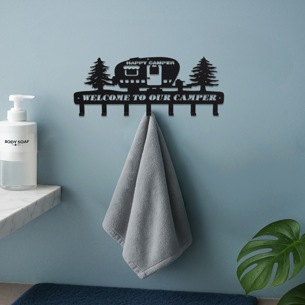 带有乡村金属露营钥匙扣的墙面装饰：7 个坚固的挂钩和一个迷人的松树图案，非常适合提升露营爱好者的墙面装饰效果，是墙面雕塑的绝佳选择。（TikTok、temu下自提）-1