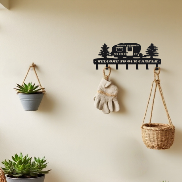 带有乡村金属露营钥匙扣的墙面装饰：7 个坚固的挂钩和一个迷人的松树图案，非常适合提升露营爱好者的墙面装饰效果，是墙面雕塑的绝佳选择。（TikTok、temu下自提）-2