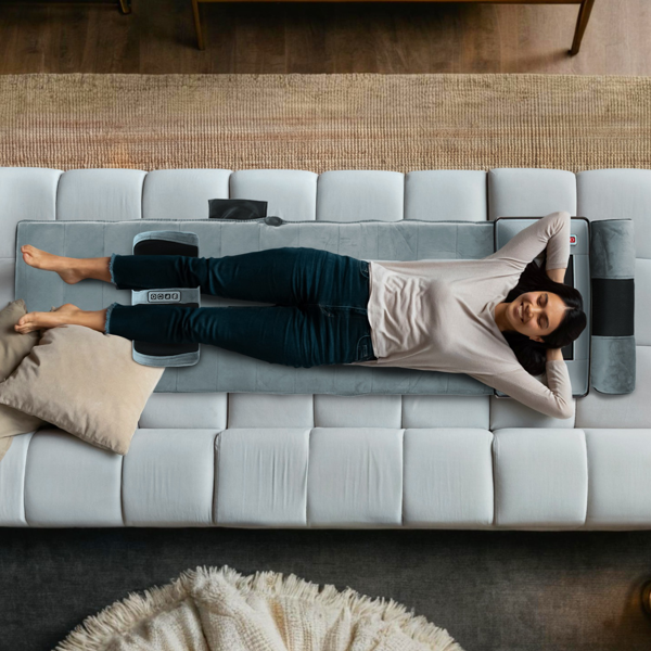 （物流随机发，自提可发加拿大）-全身振动按摩垫（含颈部及足部按摩器）- 10个按摩区域+3档腰部加热，可拆卸20节点颈部按摩器（带加热功能）及32节点足部揉捏按摩器，充气腰枕，防滑底座，10-30分钟定时器，附赠收纳袋及耳塞（理想礼品）-12