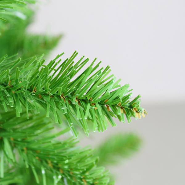 这款6英尺经典铅笔形圣诞树，树高72英寸，造型经典，既适合万圣节也适合圣诞节。它拥有浓密的枝干，能营造逼真的圣诞装饰效果。-9