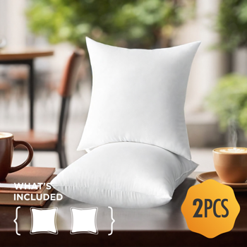 为您客厅的慵懒周末和卧室的睡前阅读增添舒适。一对18英寸白色抱枕，填充饱满，触感柔软，无缝融入沙发与床铺。无枕套设计，让个性化搭配或即刻使用都变得轻而易举。