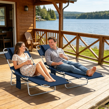 两张折叠式躺椅