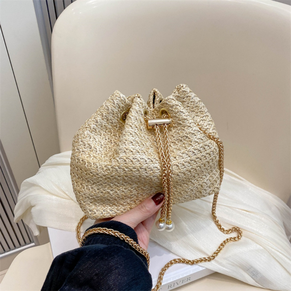 女士迷你草编水桶斜挎包 手工编织珍珠装饰抽绳草编小包 金色链条单肩包 夏日沙滩度假专用-2