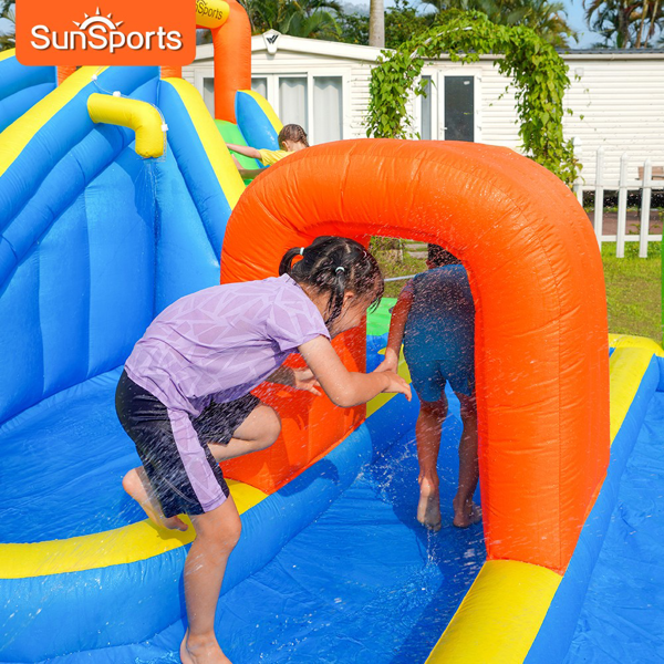 SunSports充气水上滑梯配备 450W 鼓风机，适合儿童的家庭后院水上乐园，包含攀爬墙、嬉水池及篮球架，尺寸为 13 x 15 x 7 英尺-6